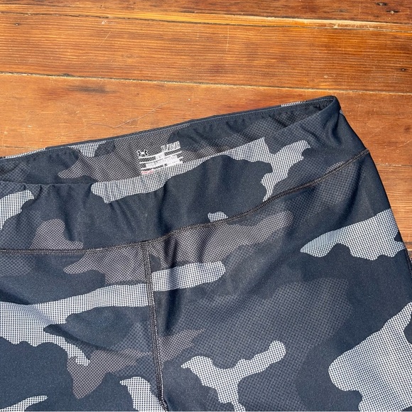 Under Armour Black and Gray HeatGear Capri Leggings camo XL - Picture 1 of 5
